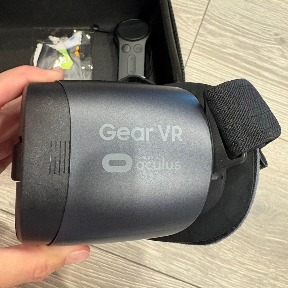 Samsung Gear VR SM-R323 Oculus Headset With Controller & Carrying Case Black